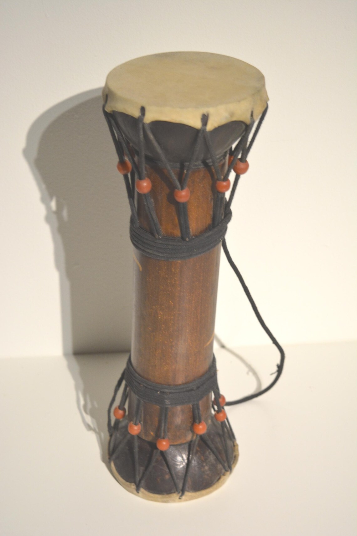 vintage authentic wooden and animal skin ethnic-African handmade djembe / tribal drum, foto 3 di 5