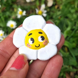 Daisy clay magnet cute flower chibi kawaii fridge handmade cartoon Happy