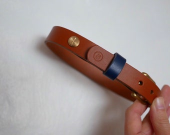 Collier pour chien marron clair et bleu marine, cuir au tannage végétal avec raccords en laiton massif