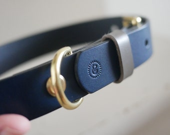 Collier pour chien bleu marine et gris, cuir tanné végétal avec raccords en laiton massif