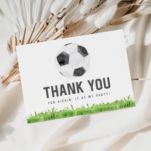 Modelo de etiquetas para lembrancinhas de aniversário de futebol - Etiquetas para presentes com tema de futebol - Lembrancinhas para festa esportiva - Festa de tiro ao gol - Download instantâneo editável