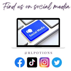 Peut inclure: Un ordinateur portable avec une touche bleue qui dit "Social Media". L'ordinateur portable est sur une surface blanche. Sous l'ordinateur portable se trouve le texte "@RLPOTIONS" et des ic&ocirc;nes pour Facebook, TikTok, Instagram et Twitter.