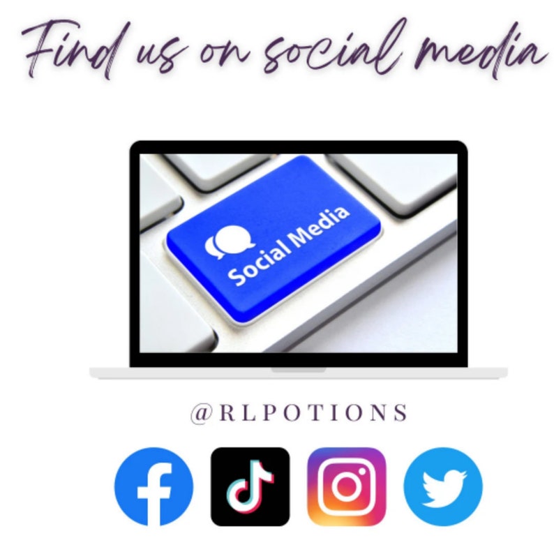 Peut inclure: Un ordinateur portable avec une touche bleue qui dit "Social Media". L'ordinateur portable est sur une surface blanche. Sous l'ordinateur portable se trouve le texte "@RLPOTIONS" et des ic&ocirc;nes pour Facebook, TikTok, Instagram et Twitter.