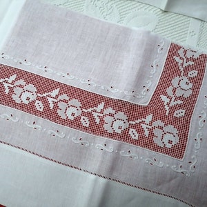 Rich sheet in pure linen with Filet embroidery and satin stitch completely by hand. Sheet linen
