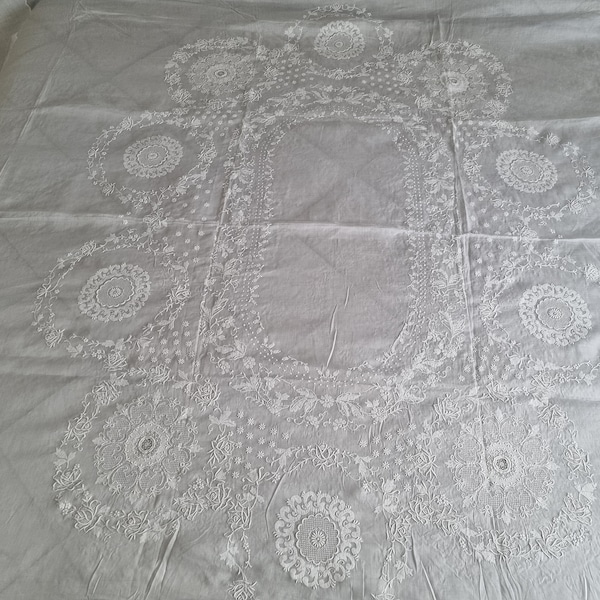 Majestic bedspread in organza and linen with needlepoint and satin stitch embroidery. Handmade Bedspread