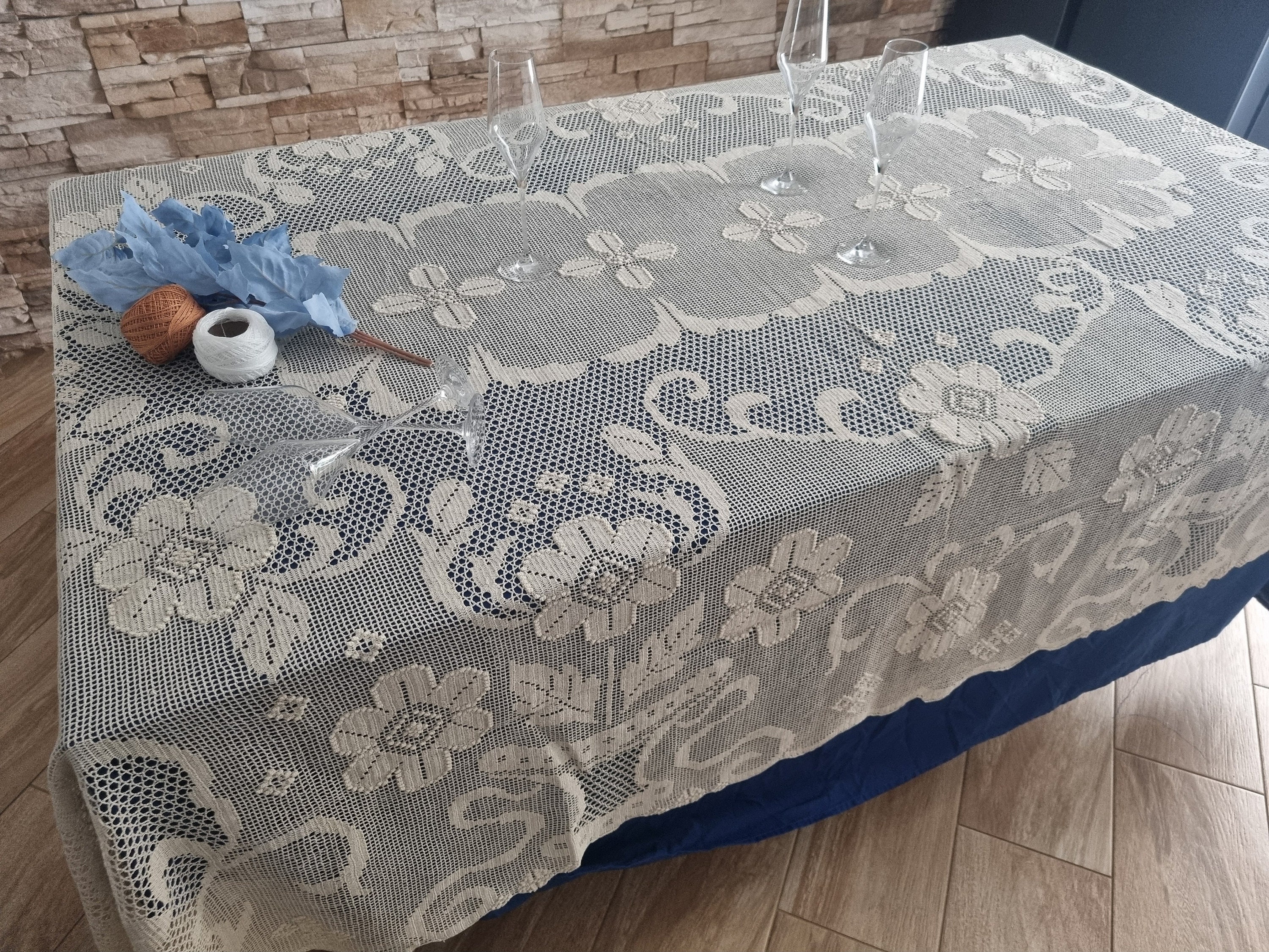 UNE LAMPE BERGER formée d'un vase en boule aplatie