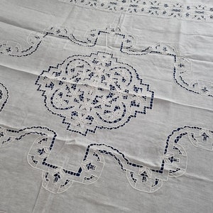 Rich bedspread in pure linen with Intaglio embroidery and handmade satin stitch bedspread linen