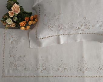 アンティーク 刺繍入りリネンクロス モノグラム　コットン　シーツ　レース ヴィンテージコットンキングサイズベッドシーツセット。モノグラムと花