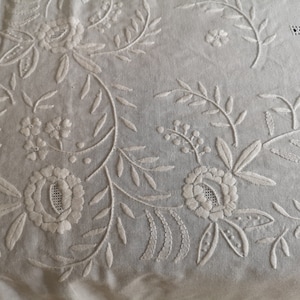 Double bedspread in mixed linen with satin stitch embroidery by hand bedspread linen