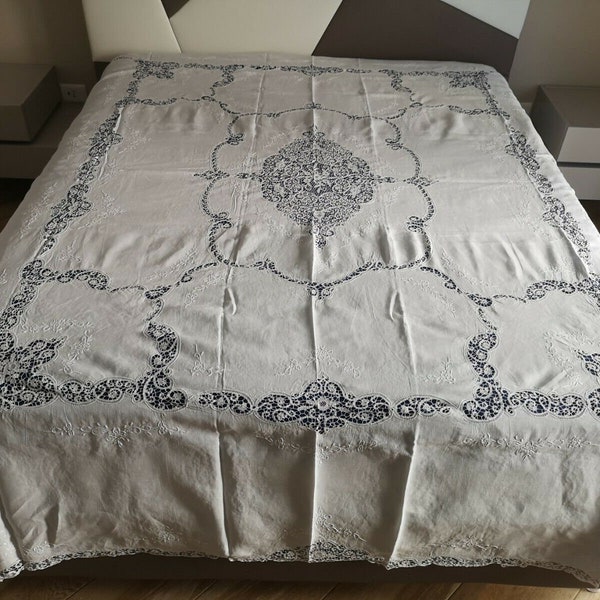 Rich bedspread in pure linen with Cantu' embroidery and handmade satin stitch bedspread linen