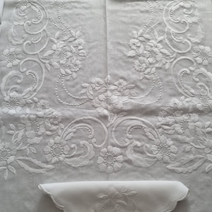 Spectacular tablecloth x 12 in pure linen with handmade satin stitch embroidery. Tablecloth linen