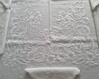 Spectacular tablecloth x 12 in pure linen with handmade satin stitch embroidery. Tablecloth linen