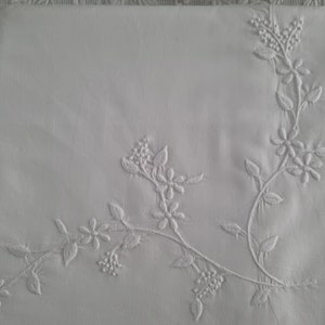 Machine-embroidered and hand-finished sheet set in high-quality percale cotton sheet cotton