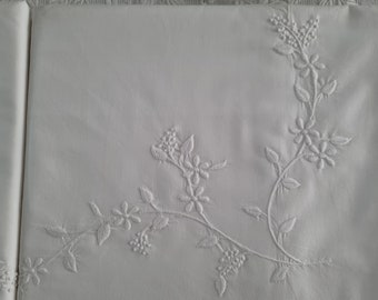 Machine-embroidered and hand-finished sheet set in high-quality percale cotton sheet cotton