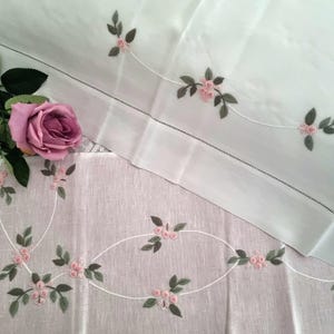 Drap pur lin avec broderie faite main au point vapeur