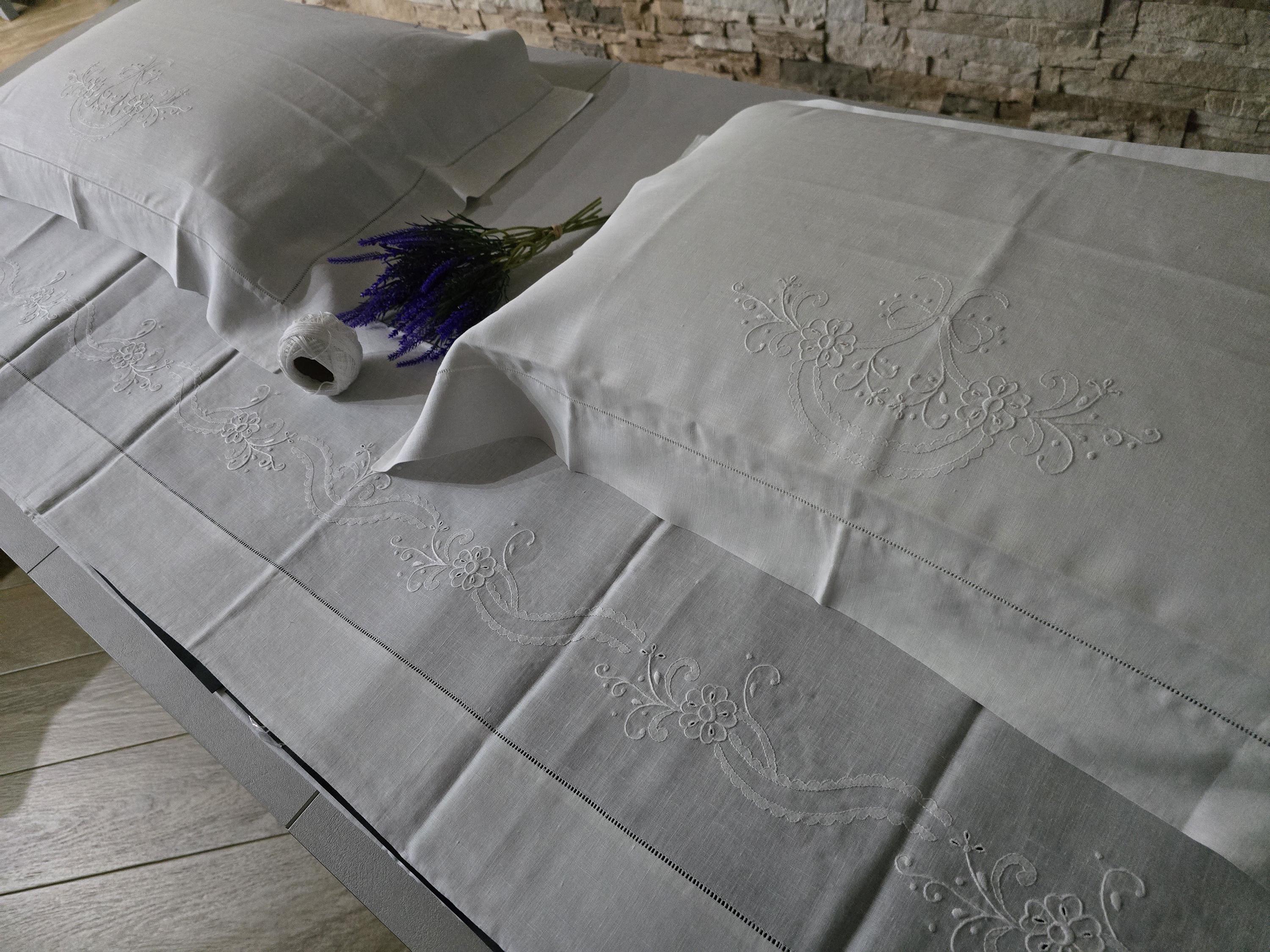 Nappe Museale x 12 en pur lin avec broderie main Nappe