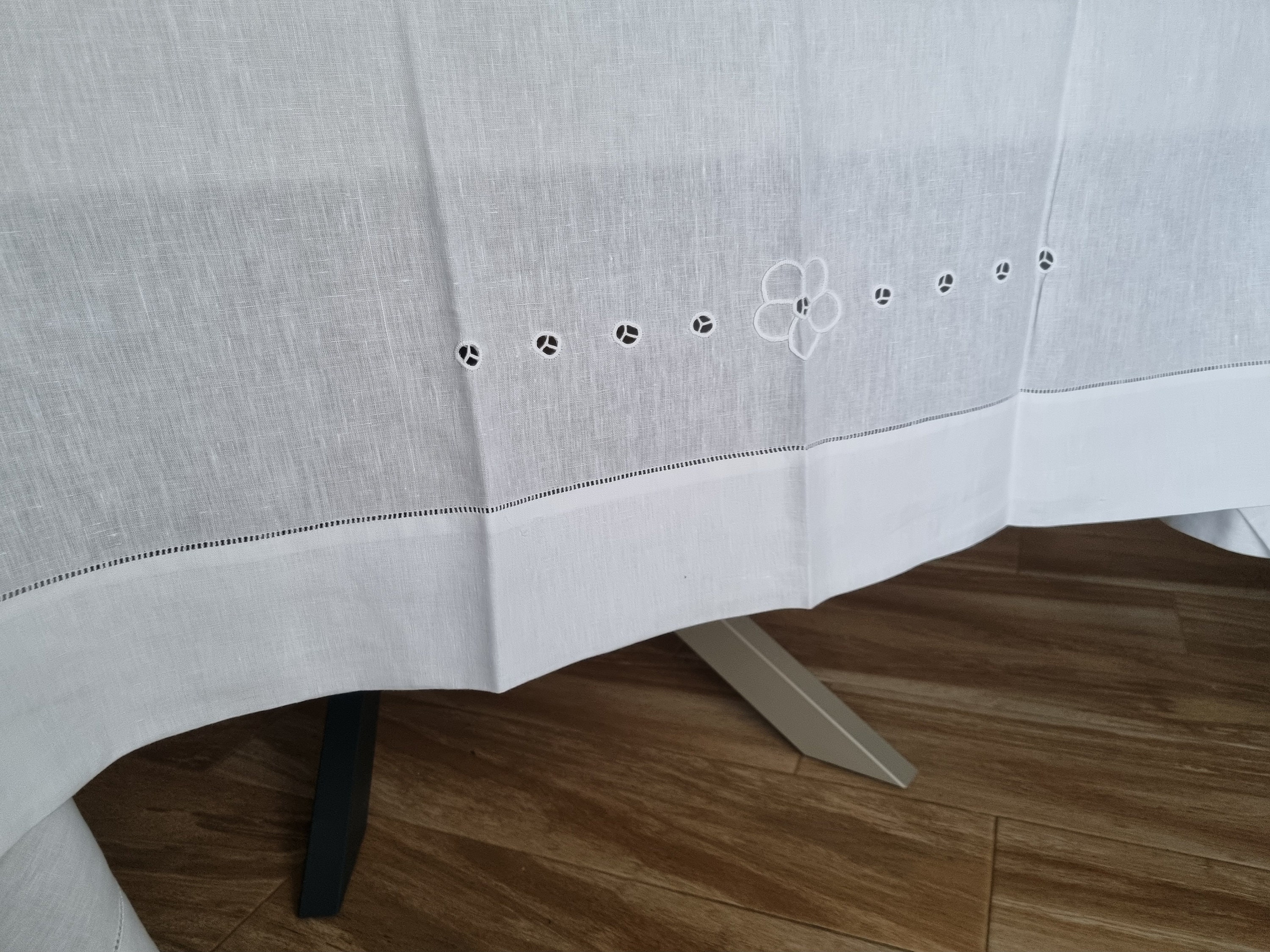 Nappe En Pur Lin Blanc Brodée Main - Taille Pour 12 Personnes, Broderie Intaglio Et Punto Pieno