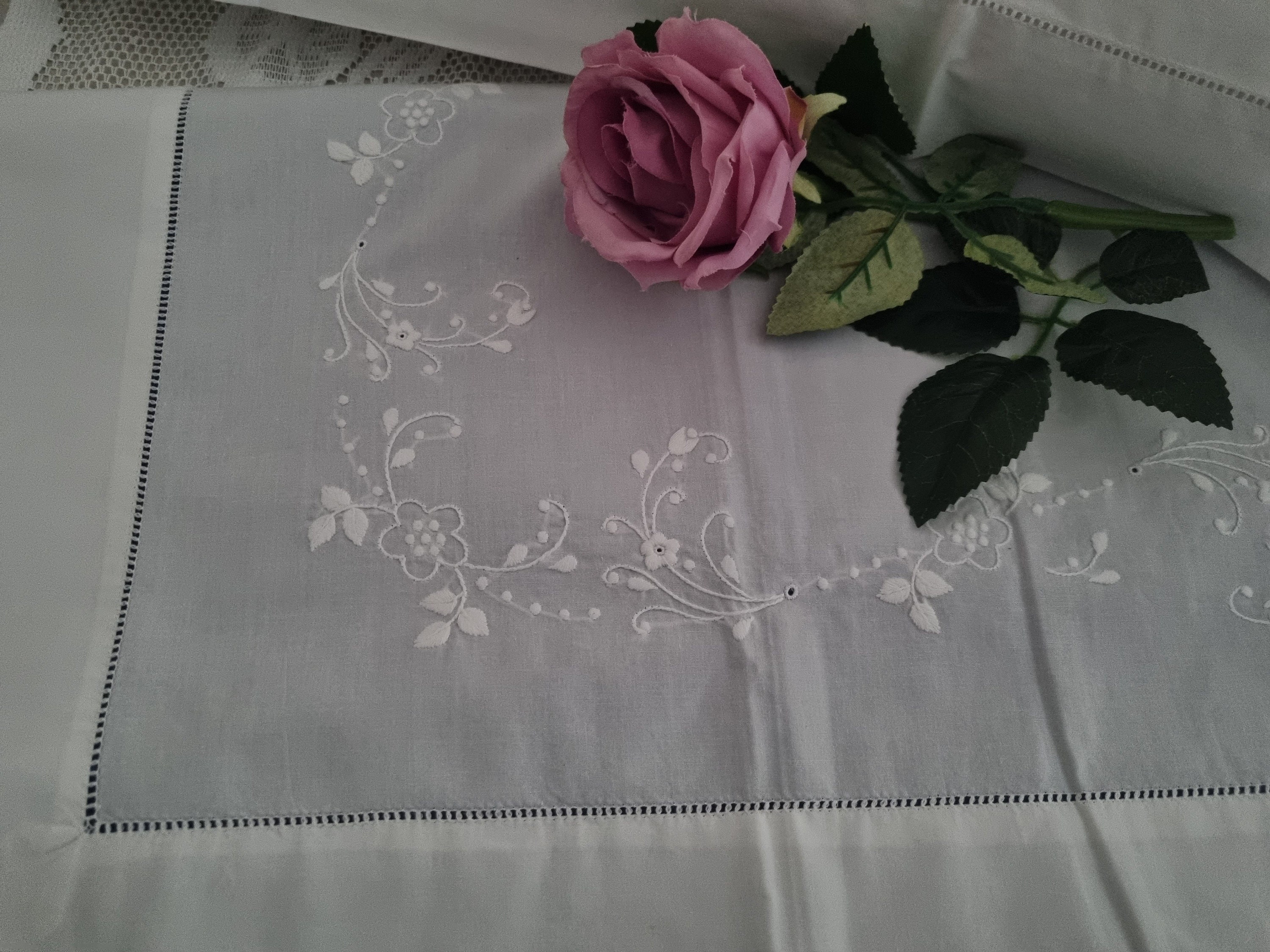 Eleganete Lenzuolo In Percalle Di Cotone Puro Con Ricamo Pieno A Mano – Bianco, Misura 260x280 Cm + 2 Federe - 5