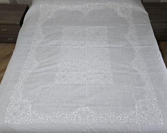 Prestigiosa colcha de lino puro con bordado a mano de puntada completa.