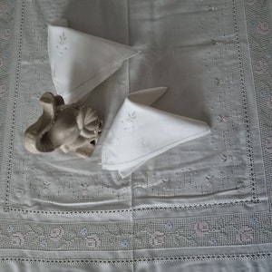 Hand-embroidered tablecloth in 12-seater linen blend with satin stitch