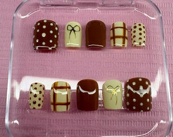 Brązowe i kremowe jesienne lakiery do paznokci