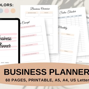 K&ouml;nnte beinhalten: Ein digitaler Businessplaner mit rosa und wei&szlig;em Design. Der Planer enth&auml;lt Seiten f&uuml;r den Gesch&auml;fts&uuml;berblick, die Verfolgung von Verk&auml;ufen und die Konzeptplanung. Der Text "Business Planner" wird auf einem Tablet und auf dem Cover angezeigt. Der Planer hat 60 Seiten und ist in A5, A4 und US Letter druckbar.