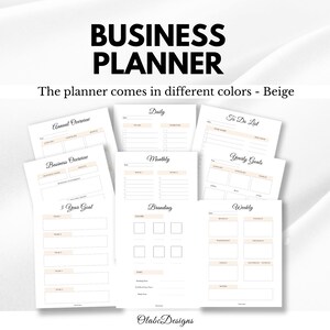 K&ouml;nnte beinhalten: Ein beigefarbener Businessplaner mit verschiedenen Planungsseiten, darunter Tages-, Monats- und Jahresziele sowie ein 5-Jahres-Zielbereich. Der Planer enth&auml;lt auch Branding- und Wochenplanungsseiten. Der Text "BUSINESS PLANNER" steht oben.