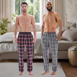 Peut inclure: Deux paires de pantalons de pyjama à carreaux, l'un rouge et noir, l'autre gris et blanc. Les pantalons ont une taille élastique et un cordon de serrage. L'image montre le texte "2 Pack".