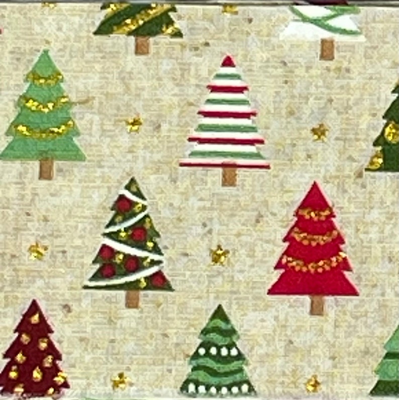 K&ouml;nnte beinhalten: Ein beigefarbenes Geschenkpapier mit einem sich wiederholenden Muster aus bunten Weihnachtsb&auml;umen. Die B&auml;ume sind mit roten, gr&uuml;nen, wei&szlig;en und goldenen Ornamenten und Girlanden geschm&uuml;ckt.