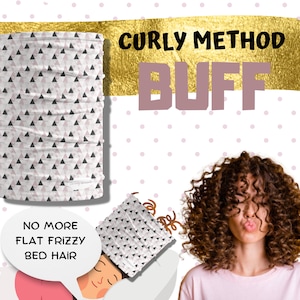 Puede incluir: Un buff estampado en rosa y gris con el texto "Curly Method Buff" y "No More Flat Frizzy Bed Hair". El buff es un accesorio multifuncional para la cabeza que se puede usar como diadema, bufanda o mascarilla facial.