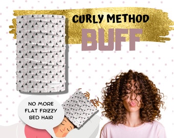 Puede incluir: Un buff estampado en rosa y gris con el texto "Curly Method Buff" y "No More Flat Frizzy Bed Hair". El buff es un accesorio multifuncional para la cabeza que se puede usar como diadema, bufanda o mascarilla facial.