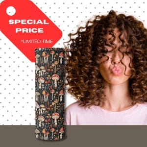 Puede incluir: Un vaso cilíndrico con un patrón repetido de coloridas setas y follaje sobre un fondo oscuro. Las palabras "SPECIAL PRICE" y "*LIMITED TIME" se muestran en una etiqueta roja en la esquina superior izquierda.