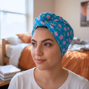 Protector de Rizos para Dormir – BASIC Talla Única | Alternativa Ligera al Gorro para Método Curly y Cuidado Diario, Flores Azul y rosa