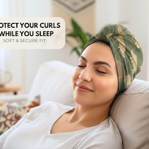 Krulbeschermer voor tijdens het slapen – BASIC One Size | Lichtgewicht alternatief voor een slaapmuts voor de Curly Girl-methode en dagelijkse verzorging, groen met neushoorns