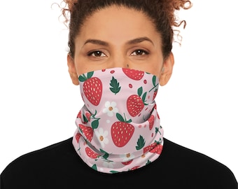Könnte beinhalten: Eine rosa Gesichtsmaske mit einem sich wiederholenden Muster aus roten Erdbeeren, weißen Blüten und grünen Blättern.