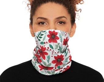 Könnte beinhalten: Eine weiße Gesichtsmaske mit rotem Blumenmuster. Die Maske zeigt rote Blumen, grüne Blätter und weiße Beeren.
