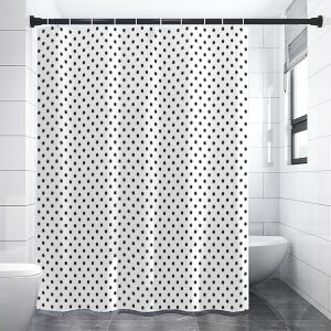 Puede incluir: Una cortina de ducha blanca con un patrón de lunares negros. La cortina está colgada en un baño con paredes de azulejos blancos.