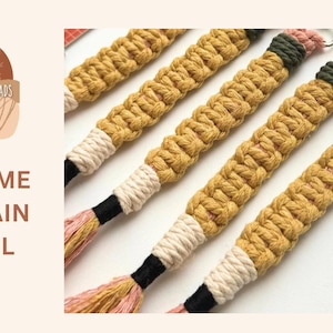 Può includere: Portachiavi a forma di matita in macramè in fila. Le matite sono gialle, con dettagli bianchi, neri e rosa. Ogni portachiavi ha un fermaglio argentato. L'immagine include anche il testo "MACRAME KEYCHAIN PENCIL" e il logo del marchio.