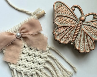 Pearl bow macrame