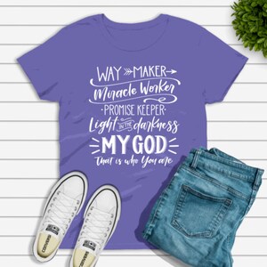 Puede incluir: Camiseta morada con texto blanco que dice "WAY MAKER Miracle Worker - PROMISE KEEPER - Light in the darkness MY GOD That is who you are"