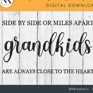 Côte à côte ou à des kilomètres l'un de l'autre, les petits-enfants sont toujours proches du coeur SVG | Tableau de vantardise SVG | SVG grands-parents | Décoration murale familiale