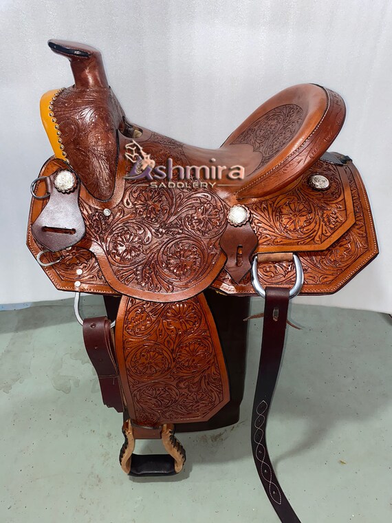 Selle western pour cheval de tonneau avec sellerie assortie