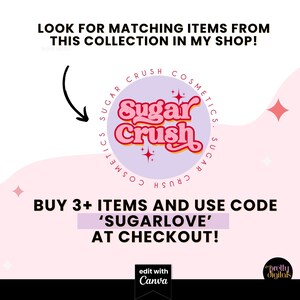Puede incluir: Un logotipo rosa y morado con el texto "Sugar Crush Cosmetics" en una fuente retro. El logotipo est&aacute; rodeado de estrellas y el texto "&iexcl;Compra 3 o m&aacute;s art&iacute;culos y usa el c&oacute;digo 'Sugarlove' en la caja!" est&aacute; debajo del logotipo.