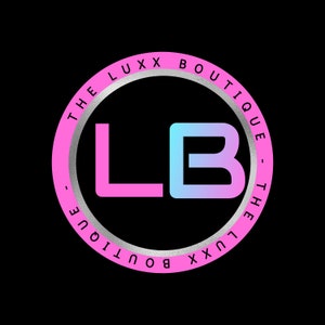 Op de afbeelding: Een zilveren cirkel met een roze en blauwe "LB"-logo erin. De cirkel heeft de tekst "The Luxx Boutique - The Luxx Boutique" eromheen.