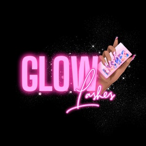 Könnte beinhalten: Ein pinkfarbenes Neon-Schild mit dem Text "GLOW Lashes" und einer Hand, die ein Telefon mit einem abstrakten Design in Pink und Weiß hält.
