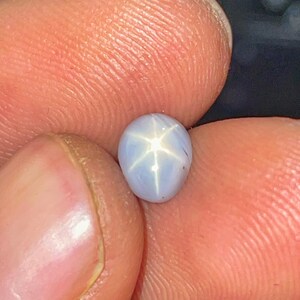 Owalny szafir gwiaździsty o masie 0,84 karata, luźny kamień szlachetny jakości AA