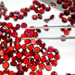Lotto di 10 pietre preziose sfuse calibrate di granato naturale da 5 mm a 6 mm, taglio rotondo, per la creazione di gioielli.