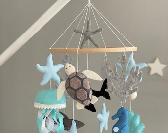 Móvil infantil de fieltro con forma de océano: ballena, tortuga, tiburón, estrella de mar, gaviota, medusa.