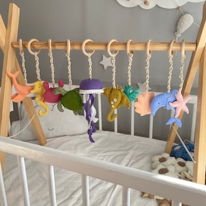 Juguetes de gimnasio para bebés, juguetes Montessori, juguetes de fieltro colgantes, decoración de vivero oceánico, decoración de ballenas, juguetes sensoriales, gimnasio de madera para bebés, caja de regalo para embarazo