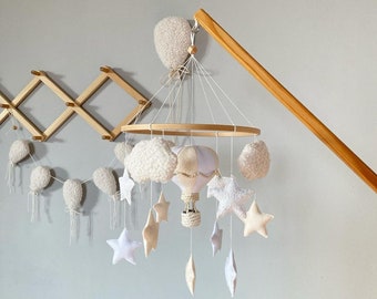Móvil de fieltro con globos aerostáticos blancos para bebé, estrellas y nubes, decoración neutra para la habitación infantil.